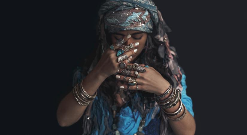 Tavaszi cigánykártya jóslás 2026 – mit üzennek a lapok a 12 csillagjegynek?