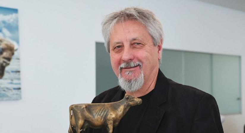 Nulla ponttal utasították el, most állami kitüntetést kapott a vásárhelyi szobrász