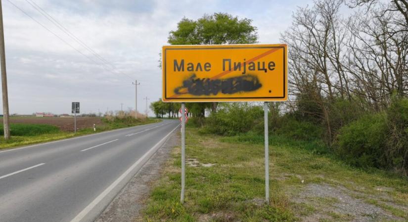 Átfirkálták a magyar nyelvű feliratot Kispiacnál