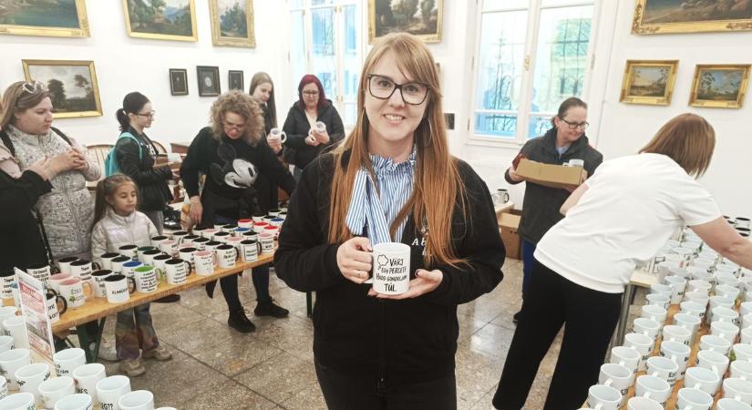 A bögrés lány videóban foglalta össze jótékonysági napját