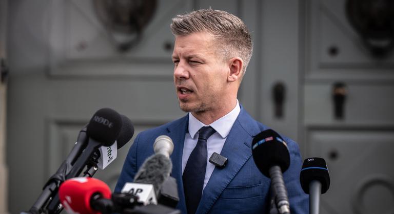 Kemény szócsaták után érkezett meg Magyar Péter Sulyok Tamáshoz