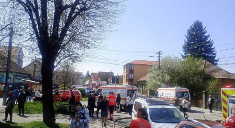 Tűz ütött ki egy tetőtéri lakásban – Huszonhat lakót evakuáltak, hárman kórházba kerültek (VIDEÓ)