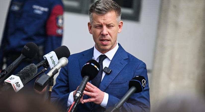 „Vigyázzanak magukra és tartsanak ki” – tapssal fogadta Magyar Pétert a közmédia néhány munkatársa az MTVA alulájában