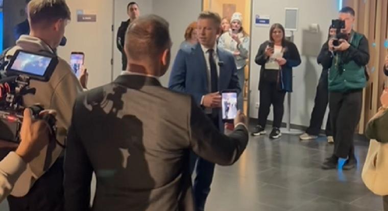 Tapsot kapott a közmédia folyosóján Magyar Péter