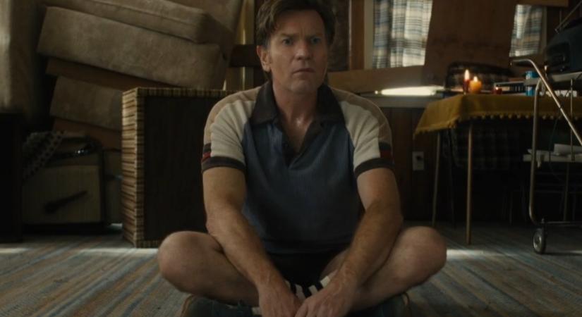 Most már magyar szinkronnal is megnézhetitek Az Oak Street vége első előzetesét, amiben Ewan McGregor és Anne Hathaway családja egy rejtélyes helyen köt ki