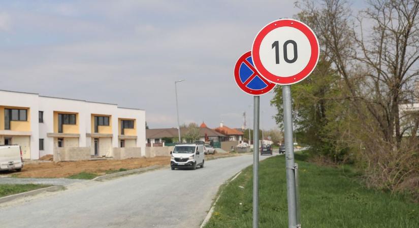 Azbeszt-ügy: kikerült a sebességkorlátozást jelző tábla - fotók