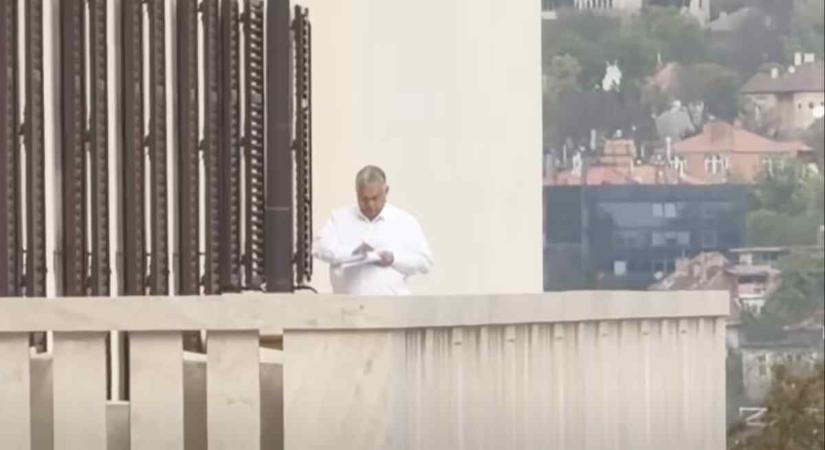 A nap videója: Orbán a Karmelita teraszán bóklászik, miközben Magyar Péter átinteget neki
