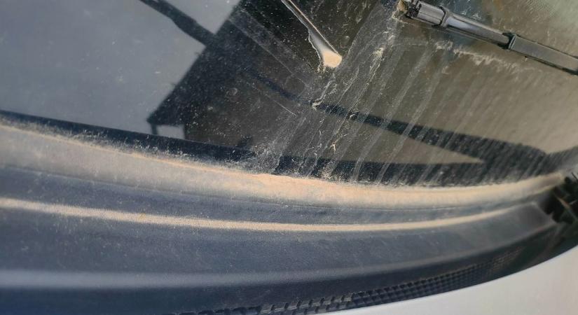 Dühös autósok a Jászkunságban: mutatjuk, mit művelt a szaharai por az éjjel a vármegye autóival!