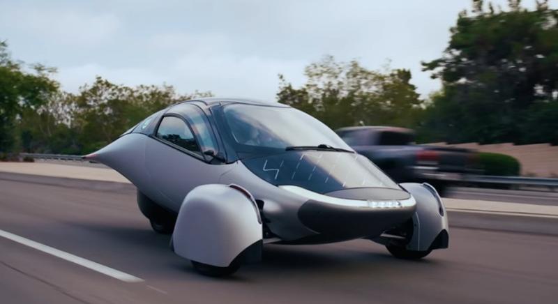 Az új napelemes autó a reggeli órákban lepipálja a házak tetejére telepített paneleket is