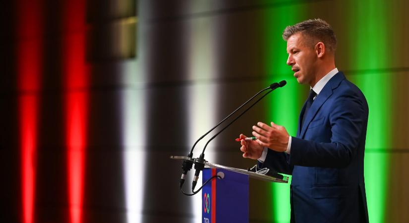 A stúdióból kijövet tapssal fogadták a közmédia munkatársai Magyar Pétert