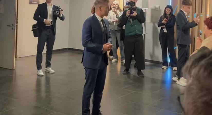 Helyezkednek az MTVA csicskamunkásai: tapsot kapott Magyar Péter a közmédia folyosóján