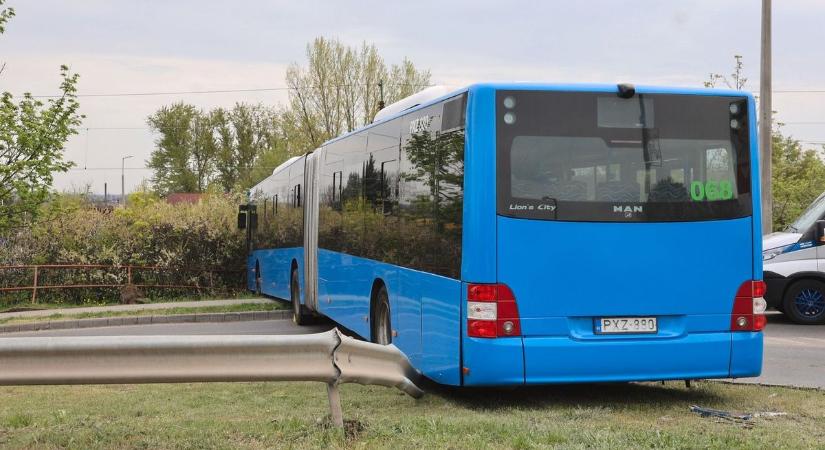 Sofőr nélkül szakította át a korlátot egy busz az avasi Tesconál