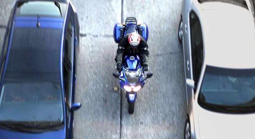 Sokkal nehezebb, mégis ügyesebbek? Döbbenetes a különbség a motoros és az autós vizsgák között