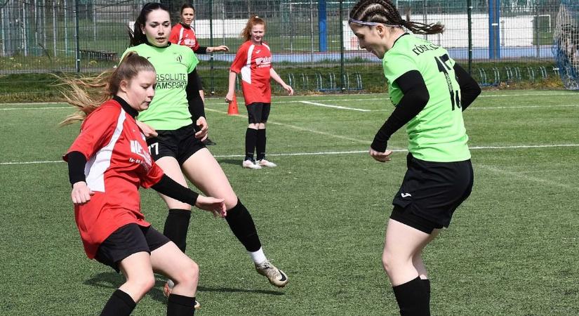 Folytatódott a női keresztpályás bajnokság: 26 gólt lőtt és éllovas maradt a Tószeg – galériával