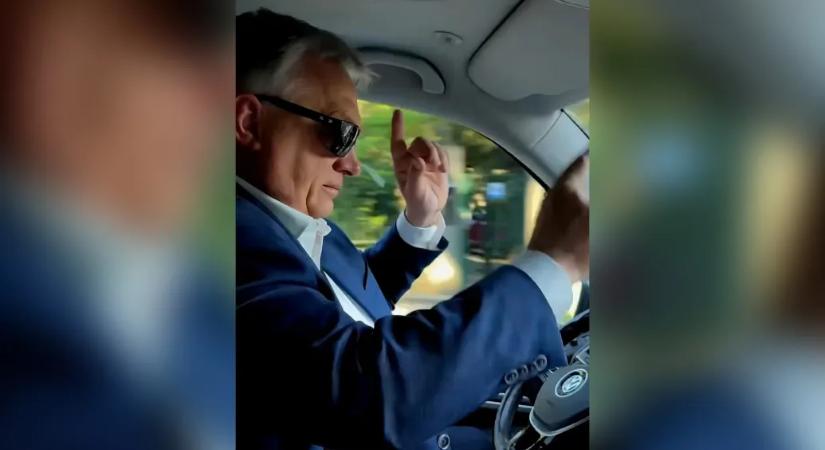 Feljelentették Orbánt, amiért vezetés közben mindkét kezével elengedte a kormányt, de nem indítanak eljárást