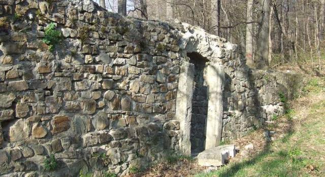 Megújul a gótikus templomrom környezete Komlón