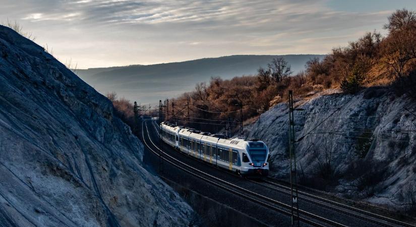 Gördülékeny rajt: Mentesítő gyorsvonat segíti a Gerecse 50 túrázóit