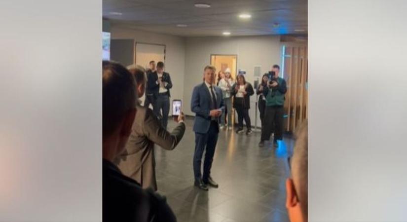 Szürreális videón, ahogy a köztévé dolgozói megtapsolják a munkahelyüket beszántani tervező Magyar Pétert