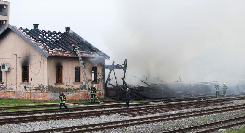 Drámai felvételek: hatalmas tűz pusztított a tegnap délutáni órákban Baranyában – semmi nem maradt a raktárból