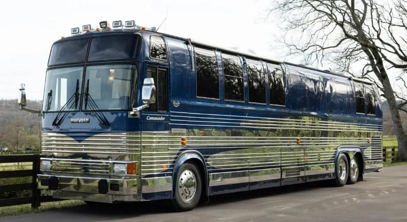 Pia, csajok és „tigrisvér” minden mennyiségben – eladó Charlie Sheen őrült luxusbusza