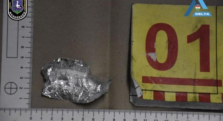 Lebukott egy kristálydíler 