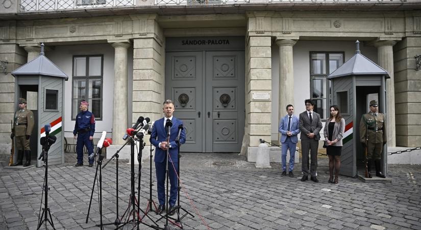 Megdobták a Sándor-palotából távozó Magyar Pétert, így reagált rá – videón az eset