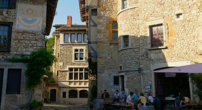 Írországban eladó ez a meseszép falu – korábban egy rosszhírű üzletember volt a tulajdonosa