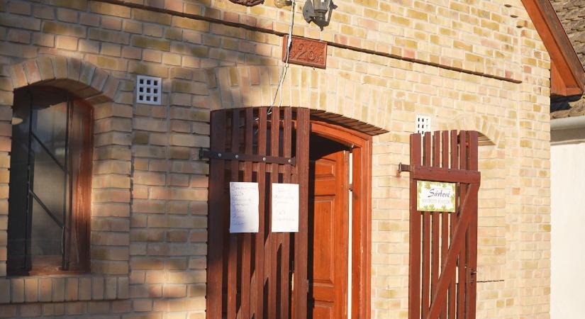 Nyitott pincék, borkostoló, élő zene a Sárgödör téren