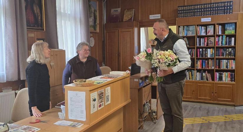 Virágcsokrokkal érkezett az újszászi polgármester a város könyvtárába