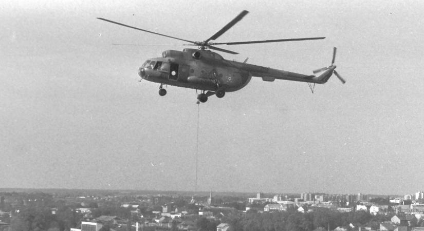 Helikopter a Róma-hegy felett: így emelték be a 2 tonnás oszlopokat