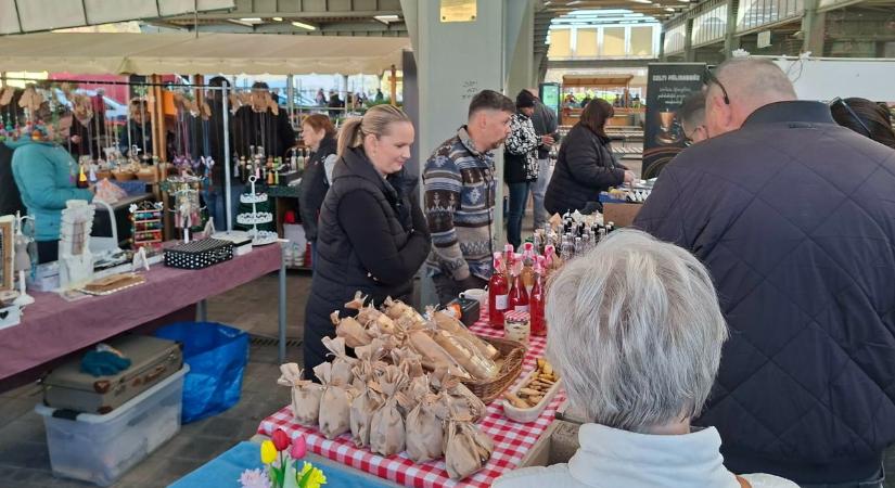 Bohém piac, ahol a termékek helyiek, finomak és egészségesek – fotók