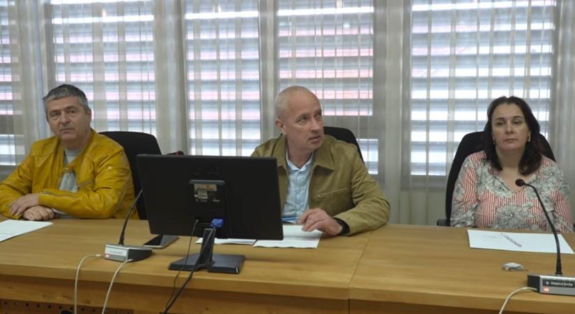 Felfüggesztett két bizottsági döntés a körmendi polgármester, válaszul a testületi többséget adó ellenzék nem ment el a rendkívüli testületi ülésre