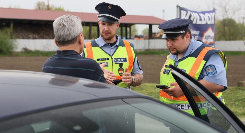 Rengeteg rendőr van a megye útjain, éjjel-nappal figyelik a gázpedál-betyárokat (fotók, videó)