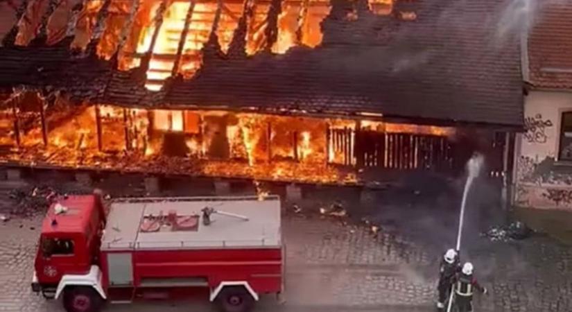 Brutális pusztítás: pillanatok alatt porig égett egy raktárépület a vasútállomás mellett