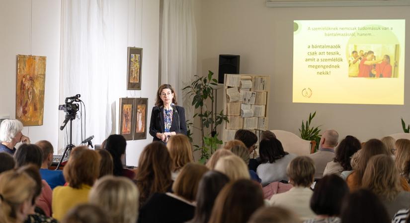 Gyakorlati megoldások egy égető problémára – szakmai konferencia az iskolai zaklatásról a győri könyvtárban