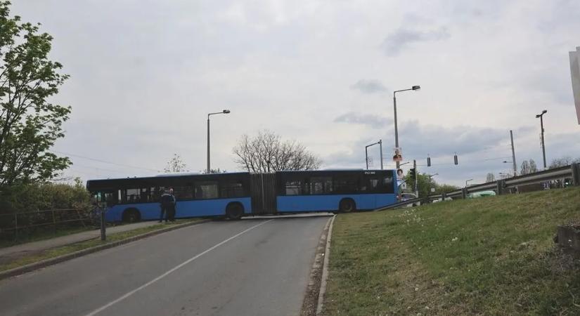 Centiken múlt a miskolci vonatkatasztrófa: Megvadult busz vágtatott utasok nélkül a sínek felé a Tesconál