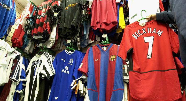 Amit régen csak a focimeccseken láthattunk, mára kiszabadult az utcákra