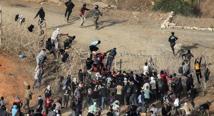 Félmillió illegális migránsnak adott legális tartózkodási jogot Spanyolország – az európai jobboldal már megnyomta a vészcsengőt