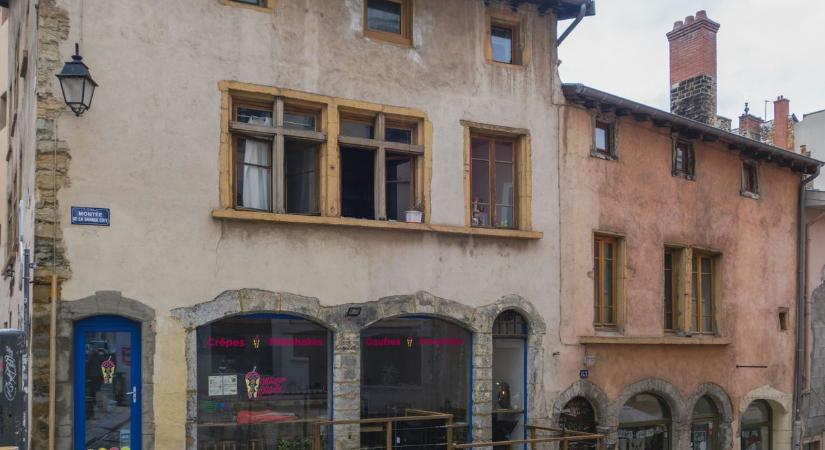 Korábban egy botránykeverő üzletember volt a tulajdonosa, most eladó ez a hangulatos falu