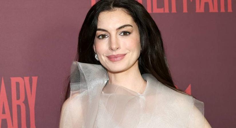 Anne Hathawayt szőke hajjal nem lehet felismerni: ennyire más sötét tincsek nélkül