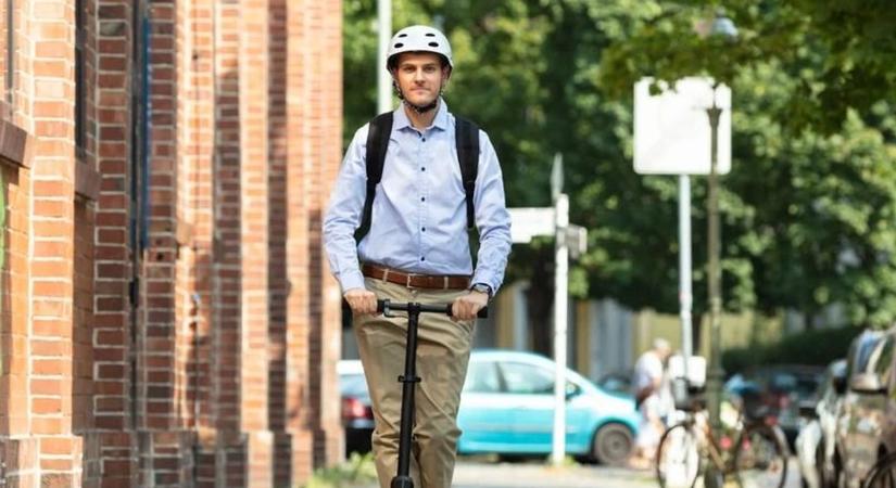 Májustól kötelező az irányjelző és a sisak az elektromos rollereken Ausztriában