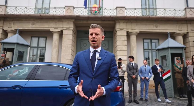 A köztévé dolgozói megtapsolták a munkahelyüket beszántani tervező Magyar Pétert - videó