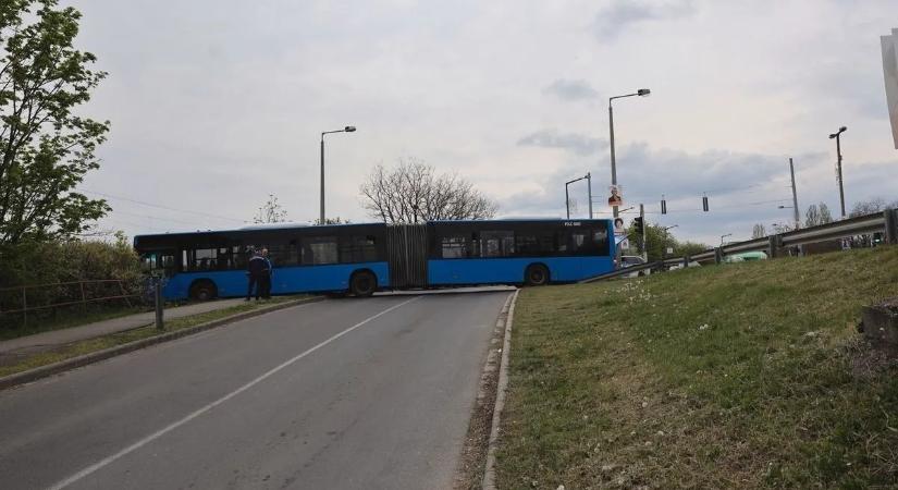 Rejtélyes baleset: önálló életre kelt egy csuklós busz Miskolcon