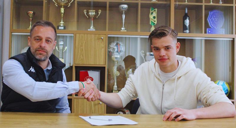 Profi szerződést kapott a másodosztályú élcsapat tehetsége