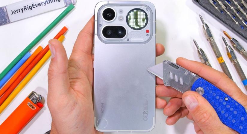 A Nothing Phone (4a) Pro jól bírja a strapát, de egy apróságot érdemes észben tartani