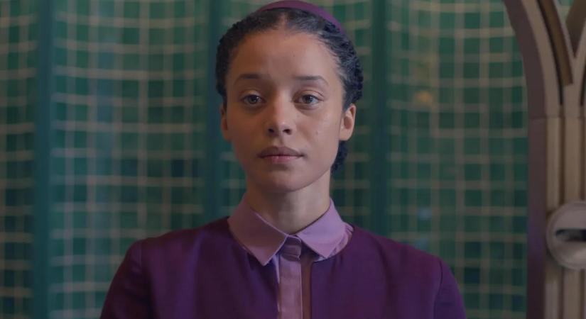 A Disney új sorozata szülőmasinát nevel a tinilányokból: Itt A szolgálólány meséjének folytatása