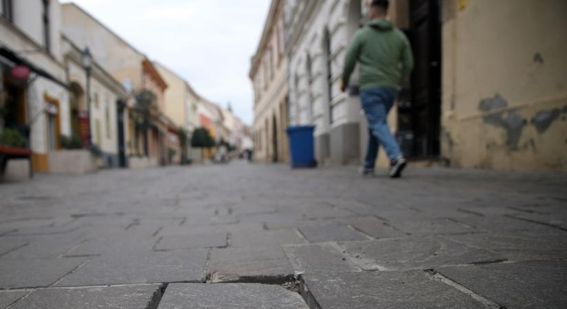 A pécsi belváros sétálóutcáin átok ül – vagy valami másról van szó?