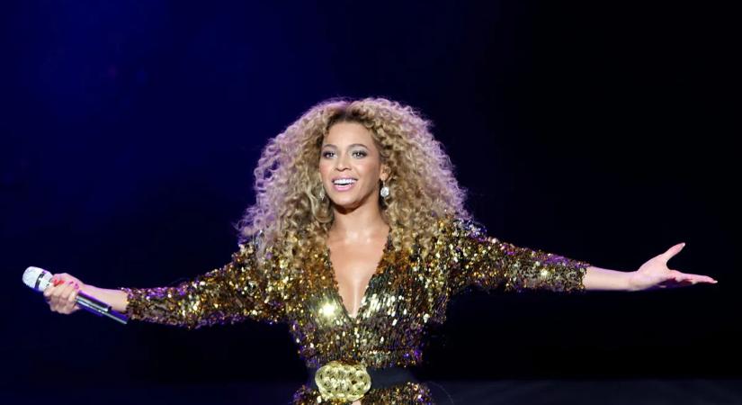 Beyoncé csipkés fehérneműben hódít – Forró videó