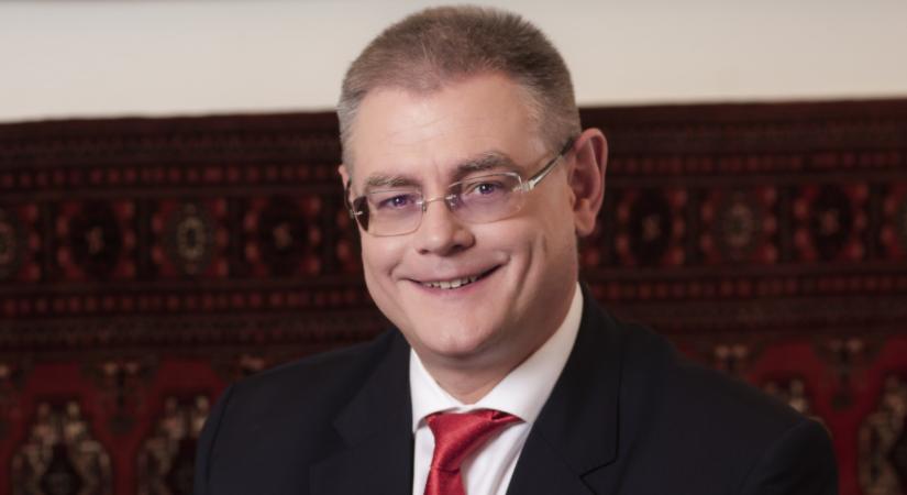 Ismét Tóth Ádámot választották a közjegyzői kamara elnökévé