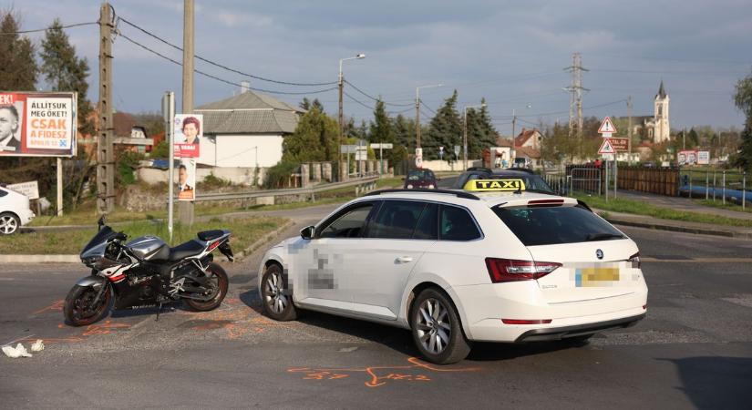 Helyszíni fotók: motorbaleset történt a forgalmas kereszteződésben